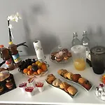 Bed & Breakfast Black-and-white 4*
