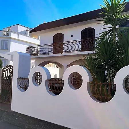Black-and-white B&B 4*