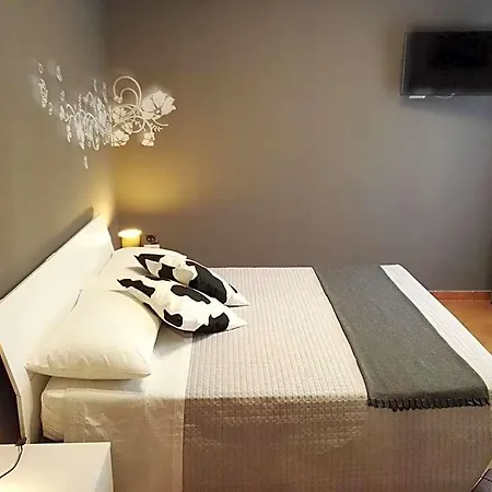 Black-and-white B&B