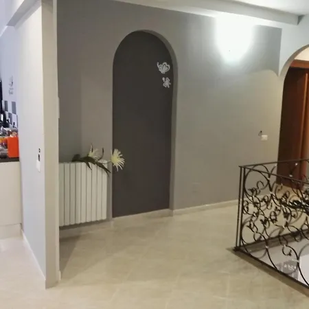 Black-and-white فندق مبيت وإفطار غالّيبولي