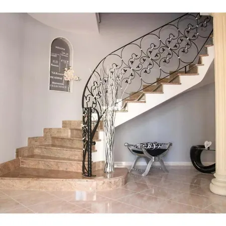 Black-and-white Bed & Breakfast 4*